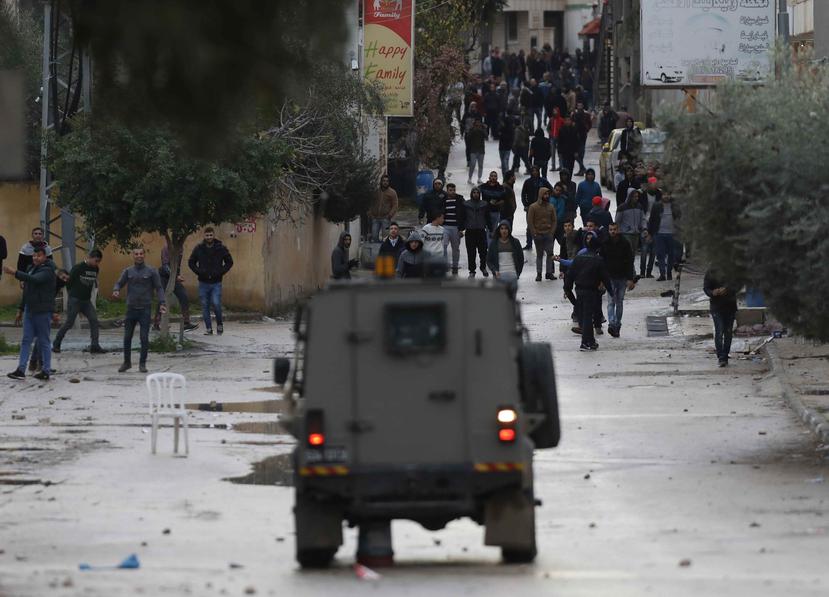 Soldados se enfrentan a manifestantes en la localidad cisjordana de Jenin, en Palestina. (EFE)