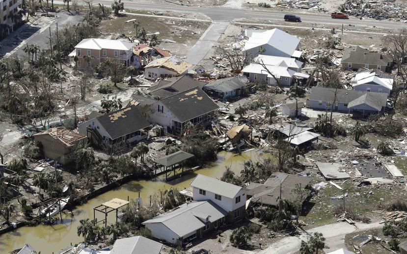 Imagen aérea en la que se observa varias residencias destruidas en Mexico Beach, Florida. (AP)