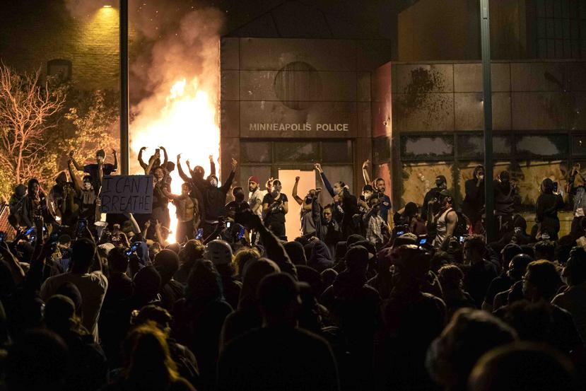 Manifestación frente a estación de la Policía incendiada .  (Carlos Gonzalez/Star Tribune via AP)