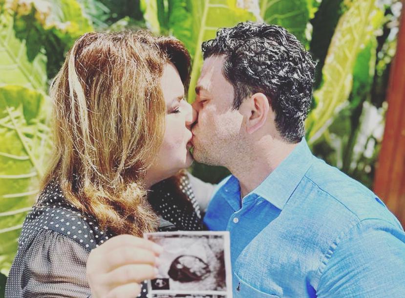 La comisionada residente Jenniffer González y su esposo, José Yovín Vargas, hicieron el anuncio en las redes sociales.