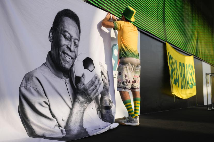 La historia del fútbol brasilero tiene un antes y un después de Pelé. Su carrera internacional en representación de su amado país lo llevó a ser el único jugador en obtener tres copas mundiales, escribe Joseph Harrison Flores.