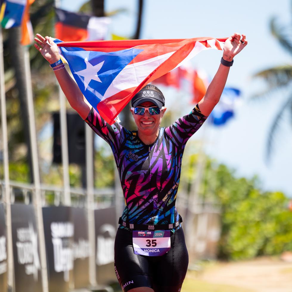 Mónica Puig llegó a la meta del Ironman 70.3 con una bandera de Puerto Rico.