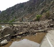 Imagen proporcionada por el Departamento de Transporte de Colorado de barro y escombros en la carretera federal 6, el domingo 1 de agosto de 2021 al oeste de Silver Plume, Colorado.