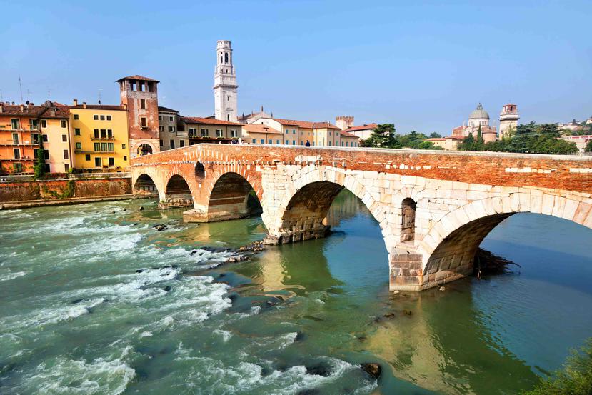 El Ponte di Pietra es una estructura majestuosa sobre las aguas del río Adigio.