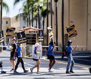 En una muestra de solidaridad, guionistas se unen a las protestas del Sindicato de Actores de la Pantalla-Federación Estadounidense de Artistas de Televisión y Radio (SAG-AFTRA por sus siglas en inglés) frente a la entrada de los estudios Warner Bros. en Burbank, California, el martes 26 de septiembre de 2023.