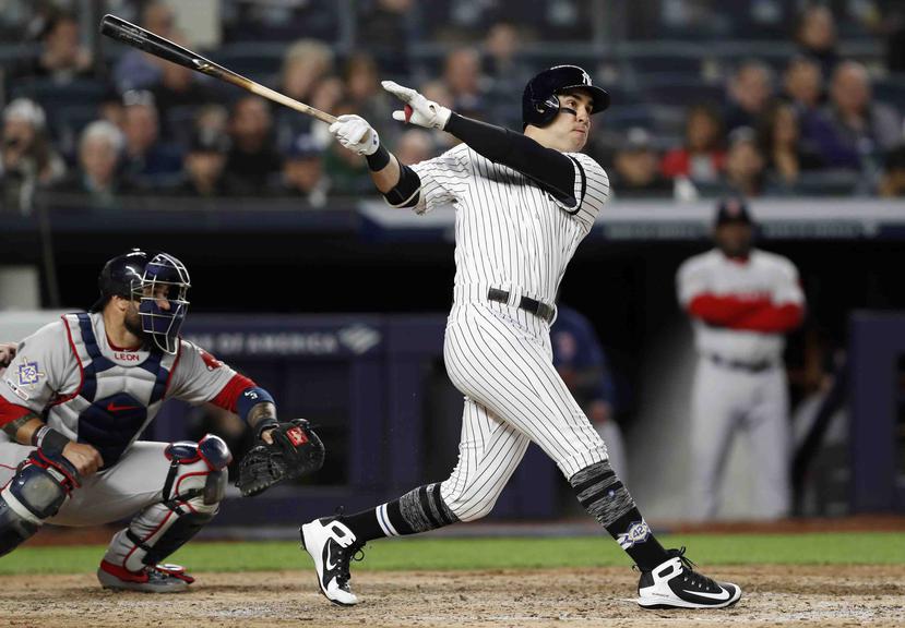 El jugador de los Yankees de Nueva York, Mike Tauchman, sigue su jonrón de tres carreras delante del receptor de los Medias Rojas de Boston, el venezolano Sandy León, durante el sexto inning de un juego de béisbol, el martes 16 de abril de 2019, en Nueva