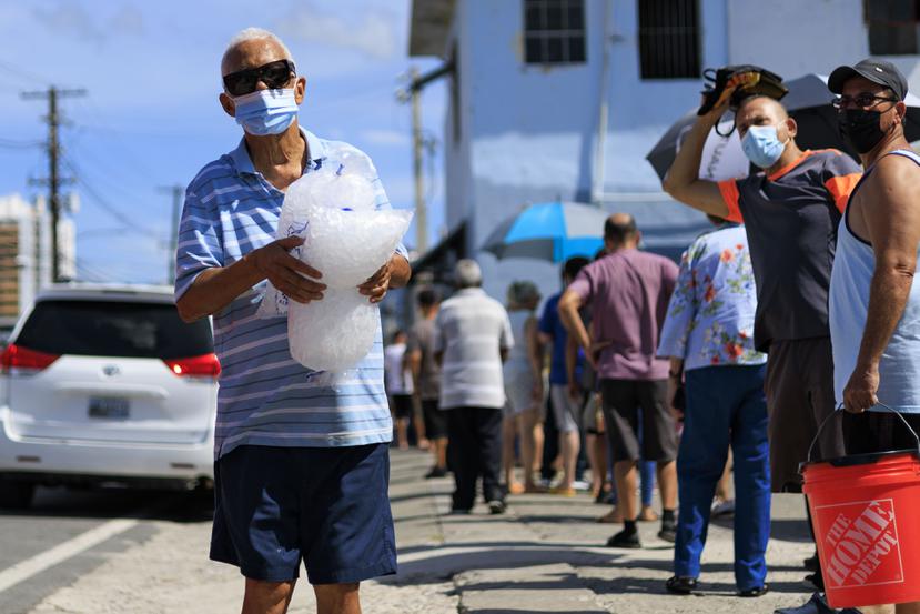 Decenas de personas hicieron fila en la hielera Tropical City Industries en la avenida Hostos en Ponce. Los clientes solo podían llevarse dos bolsas por persona .