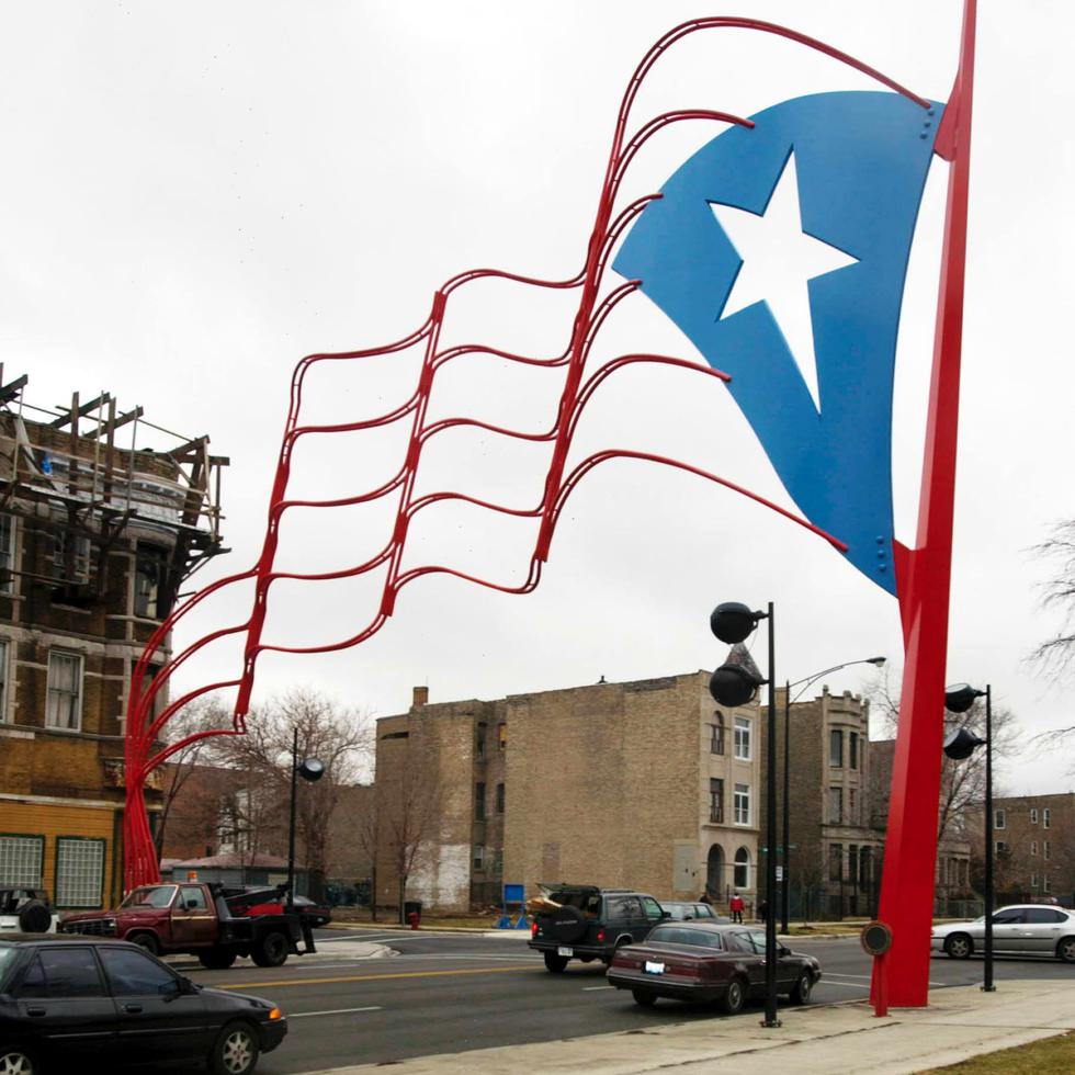 El 6 de enero de 1995 se inauguraron dos inmensas banderas erigidas en acero que demarcan la zona de la comunidad puertorriqueña reconocida por el gobierno de Chicago.