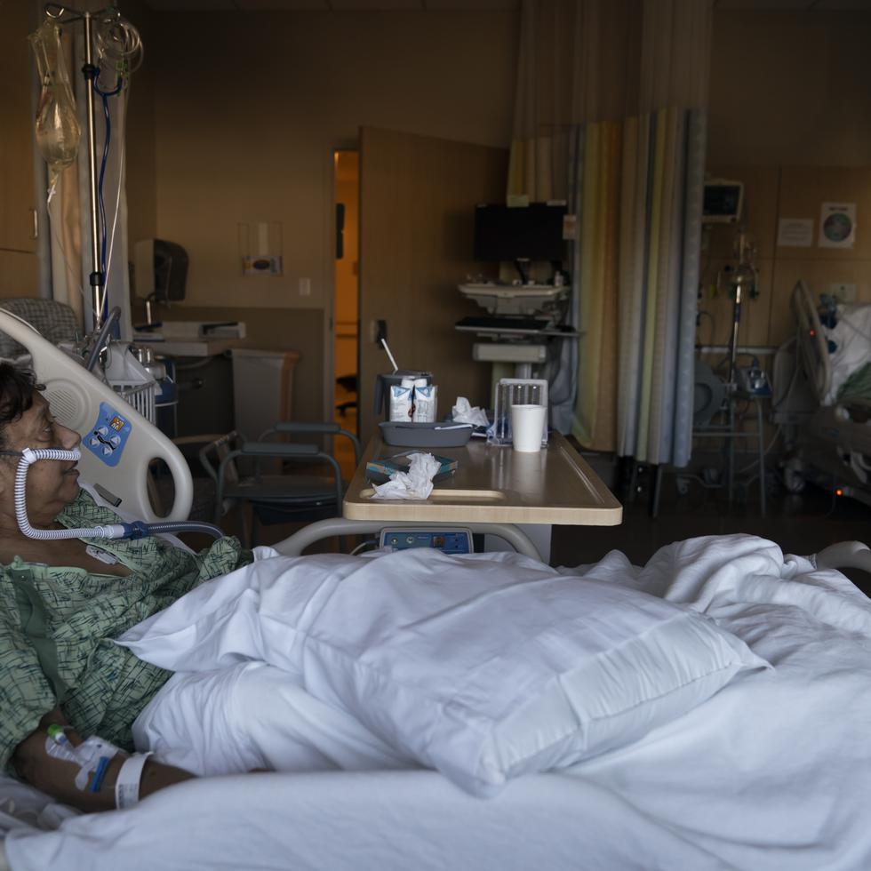 Natalie Balli, de 71 años, y su hermana gemela, Linda Calderon, al fondo, son vistas en sus camas en la unidad de COVID-19 en el Providence Holy Cross Medical Center en Los Ángeles.