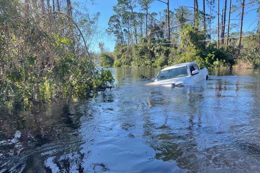 Un auto sumergido en una inundación en North Port, Florida.