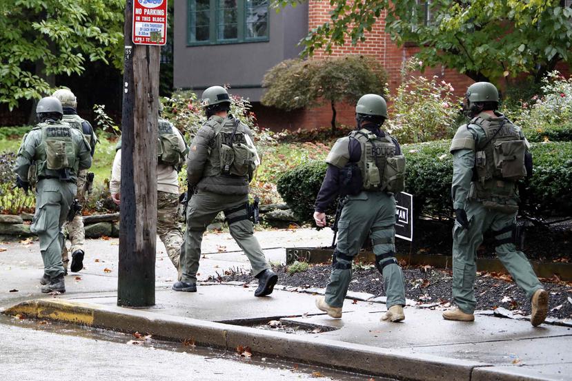 Integrantes de un equipo de SWAT se acercan a la sinagoga donde ocurrió el crimen que fue catalogado como de odio por el FBI. (AP)