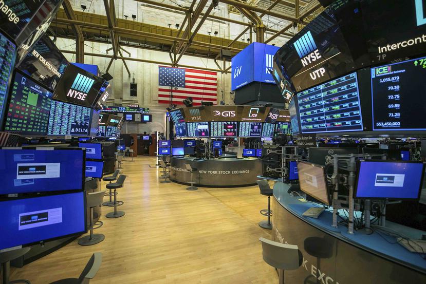 El salón central de la Bolsa de Valores de Nueva York estuvo temporeramente cerrada hoy por primera vez en 228 años, como resultado del coronavirus. (NYSE via AP)