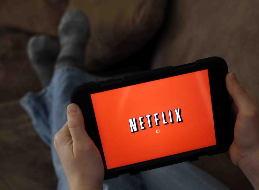 Unas 8.4 millones de personas en todo el mundo que usan Netflix de forma regular en horas de la noche y la madrugada. (Archivo / AP)