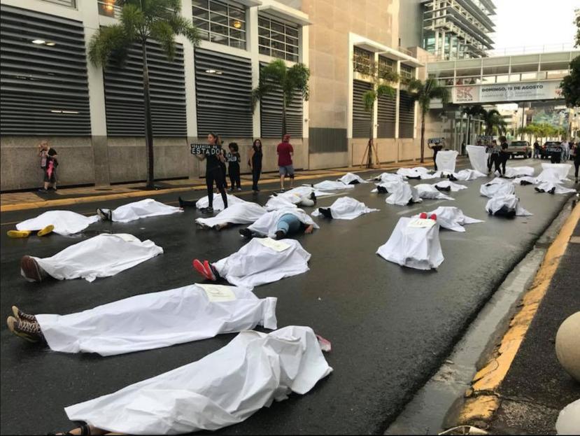 Encima de las sábanas los manifestantes se colocaron los nombres de las 42 mujeres que han muerto en incidentes de violencia de género desde el 2016. (Facebook / La Juntilla)