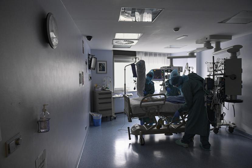 Personal médico atiende un paciente con COVID-19 que permanece en intensivo en un hospital de España.