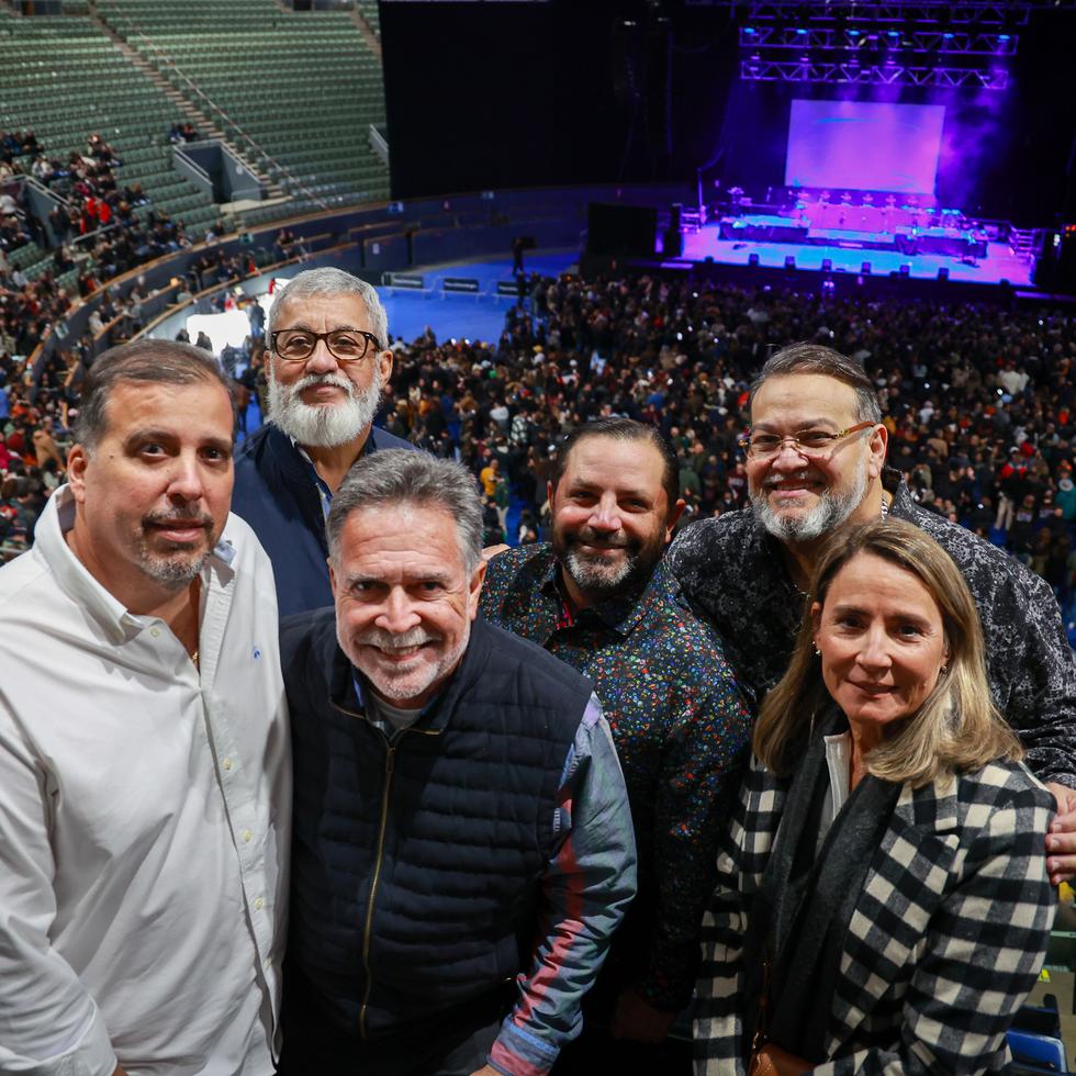 Desde Puerto Rico hasta Madrid llegó un grupo de amigos que viajó para ver el concierto. En la foto Rey Vega, el Lcdo. Mario Rodríguez, Luisito Vigoreaux, Eddie López, Charlie Castro y Norma Rosario .