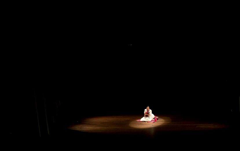 En esta imagen del 30 de abril de 2019, Erika Andia, directora del grupo de teatro Kory Warmis o Mujeres de oro, actúa mientras sostiene una pieza de atrezzo que representa a un bebé recién nacido en la obra "Kusisita" en el Teatro Municipal, en La Paz, B