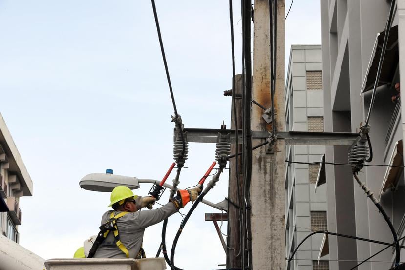 Trabajadores de la AEE reparan en la calle Magdalena,  en Condado, una porción del tendido eléctrico que se averió con una explosión.