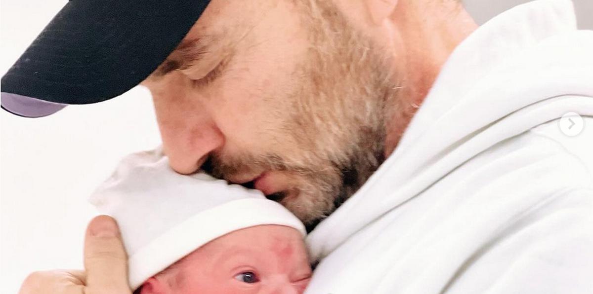Julian Gil abraza a su nieto, Oliver, en una adorable foto que subió a su cuenta de Instagram.