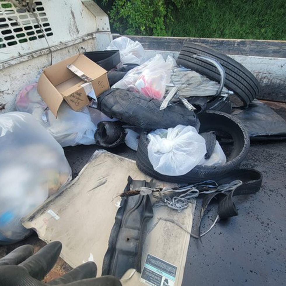 En algunas de las principales carreteras del país, se acumulan escombros que van desde juegos completos de muebles, gomas de vehículos y residuos de metal hasta cartón, plásticos y capotas.