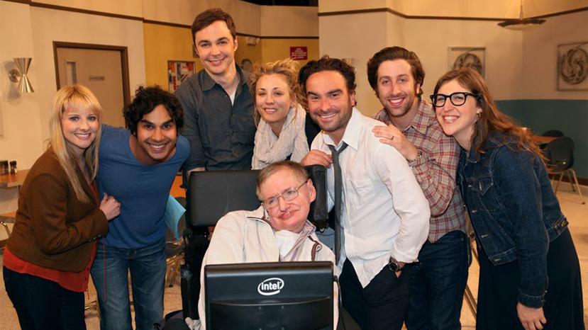 Stephen Hawking junto al elenco de la comedia científica Big Bang Theory. (Instagram. Kaley Cuoco)