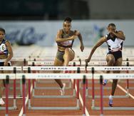 Jasmine Camacho-Quinn corre los 100 metros con vallas en el evento estelar del Clásico Internacional de Atletismo en Ponce.