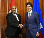 El primer ministro canadiense Justin Trudeau, derecha, participa de una reunión bilateral con el primer ministro de Haití, Ariel Henry, durante la conferencia de jefes de gobierno de la Comunidad del Caribe (CARICOM) en Nassau, Bahamas, jueves 16 de febrero de 2023. (Sean Kilpatrick /The Canadian Press via AP)