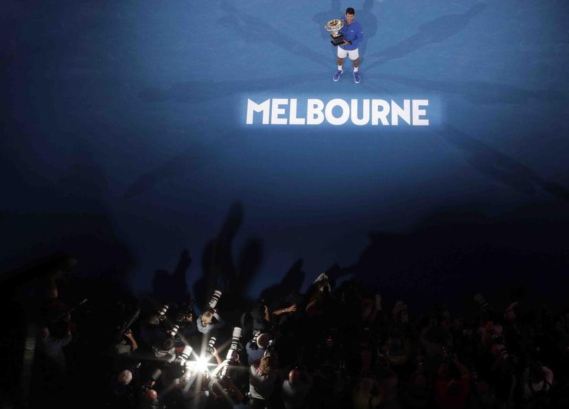 En esta foto del domingo 27 de enero de 2019, Novak Djokovic posa tras vencer a Rafael Nadal en la final del Abierto de Australia de tenis en Melbourne. (AP)