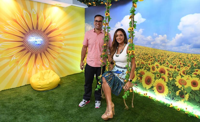 Jorge Marrero, coproductor del concepto para Colectivo Social junto a Yadira Torres, diseñadora de la exhibición, en el “Salón Amarillo”, que representa la finca de girasoles que hay en Guánica.
