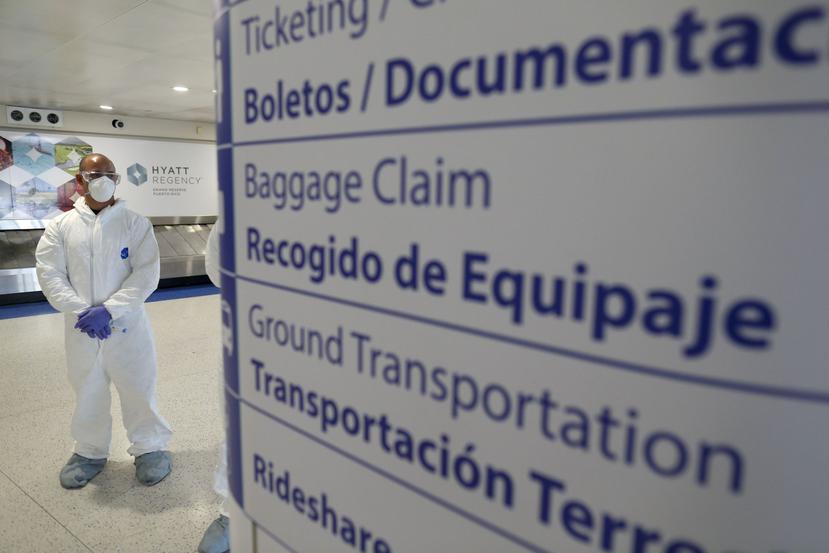 A mediados de marzo, oficiales de la Guardia Nacional comenzaron a tomar la temperatura a los viajeros que llegan al Aeropuerto Luis Muñoz Marín.