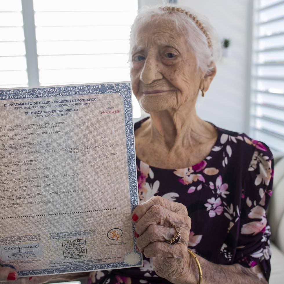 Manuela Vidal Rivera, de 102 años y residente en Fajardo, muestra su certificado de nacimiento.