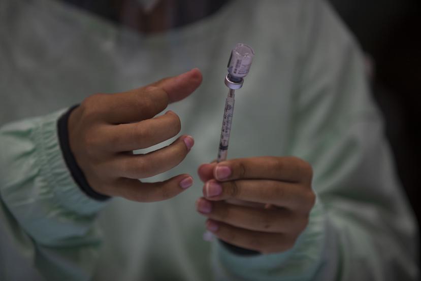Imagen de archivo de una enfermera que prepara una dosis de la vacuna contra el COVID-19.