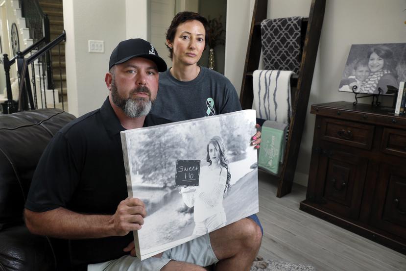 David y Wendy Mills posan con una foto de su hija Kailee Mills. Kailee murió hace cuatro años en un accidente automovilístico cuando viajaba en el asiento trasero sin usar el cinturón de seguridad.
