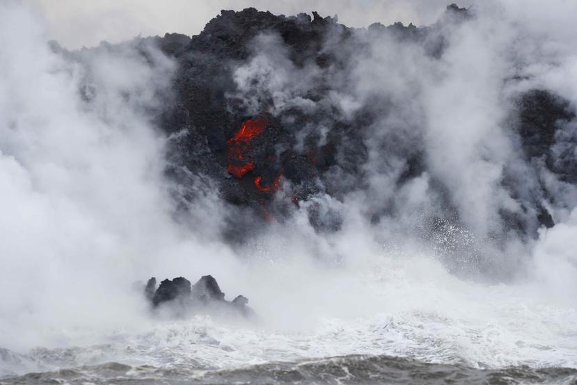La lava del volcán Kilauea llega al océano cerca de Pahoa, en Hawai, Estados Unidos. (AP)