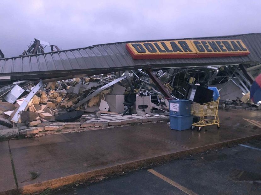 Varias tiendas sufrieron daños. (AP)