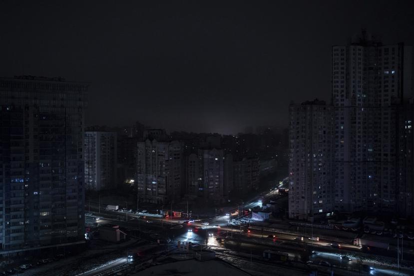 Autos transitan por calles en zonas residenciales que se quedaron sin electricidad después de un ataque ruso en Kiev, Ucrania, el miércoles 23 de noviembre de 2022.