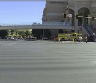 Personal de emergencia en la escena donde un hombre aparentemente apuñaló a varias personas, en Las Vegas.