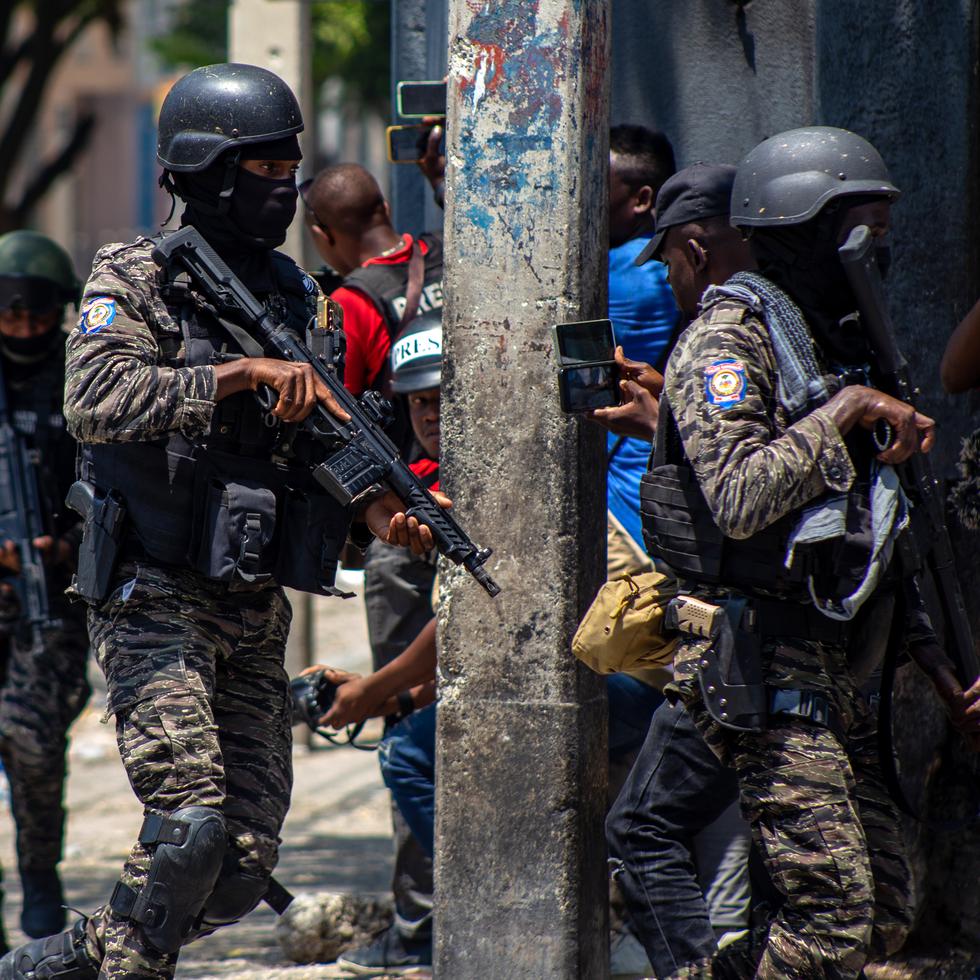 Los ataques empezaron el 29 de febrero, cuando hombres armados tomaron cuarteles policiales, dispararon contra el aeropuerto de Puerto Príncipe y asaltaron las dos prisiones más grandes de Haití, soltando a más de 4,000 reclusos.