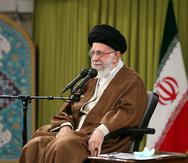 Imagen de archivo del líder supremo iraní, el ayatolá Alí Jamenei durante una reunión con un grupo de la fuerza paramilitar Basij en Teherán.