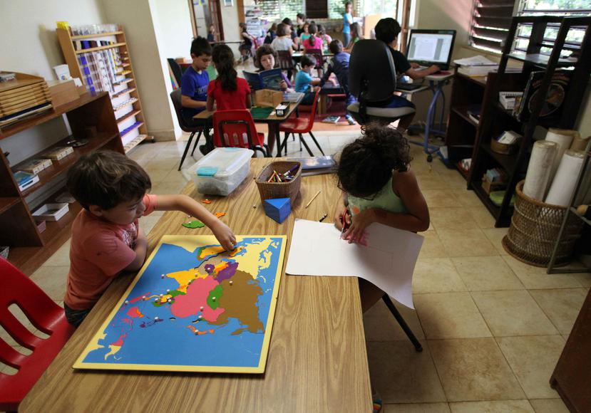 Unas 135 maestras y maestros del sistema de instrucción pública del país estudiaron este verano para obtener su certificación Montessori.