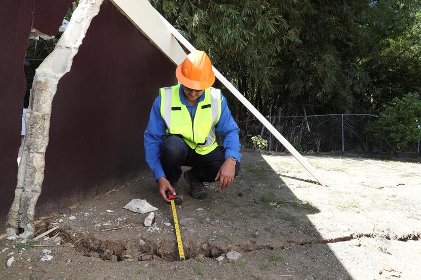 Existen tres tipos de fallas geológicas comunes: de extensión, convergencia y laterales. En la foto, un ingeniero inspecciona una grieta en patio de una residencia en el pueblo de Yauco.