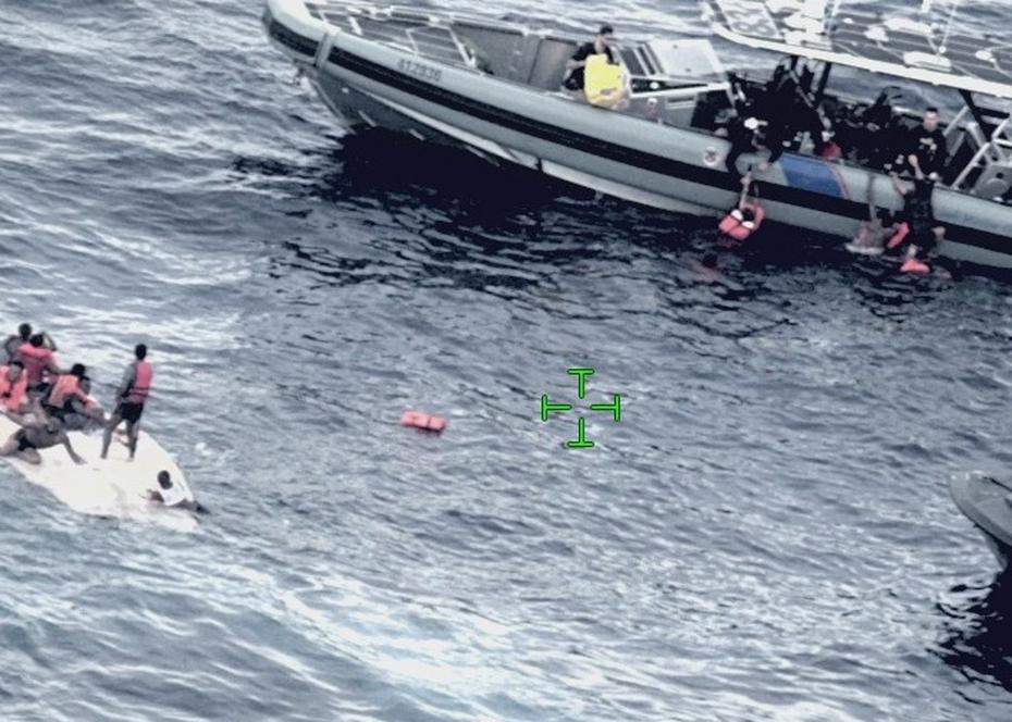 Foto suministrada de un operativo de rescate luego de que una embarcación que navegaba a unas 10 millas al norte de la Isla de Desecheo, en el oeste de Puerto Rico, se hundiera el jueves, 12 de mayo de 2022.