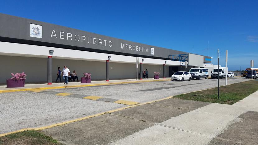 Los vuelos comerciales que antes iban a los aeropuertos Rafael Hernández, en Aguadilla, y Mercedita, en Ponce, son actualmente redirigidos al Luis Muñoz Marín, en Carolina.