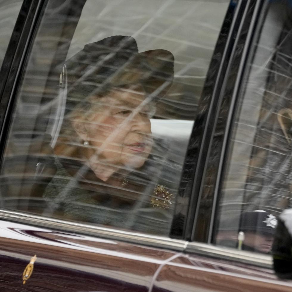 Foto de archivo donde se ve a la reina Elizabeth II de Inglaterra conducida para asistir a un acto en recordación del príncipe Philip, duque de Edimburgo, en la abadía de Westminster.
