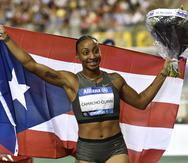 Jasmine Camacho-Quinn posa con la bandera de Puerto Rico luego de ganar los 100 metros con vallas en el Memorial Van Damme de la Liga Diamante efectuado en Bruselas, Bélgica, el pasado viernes.