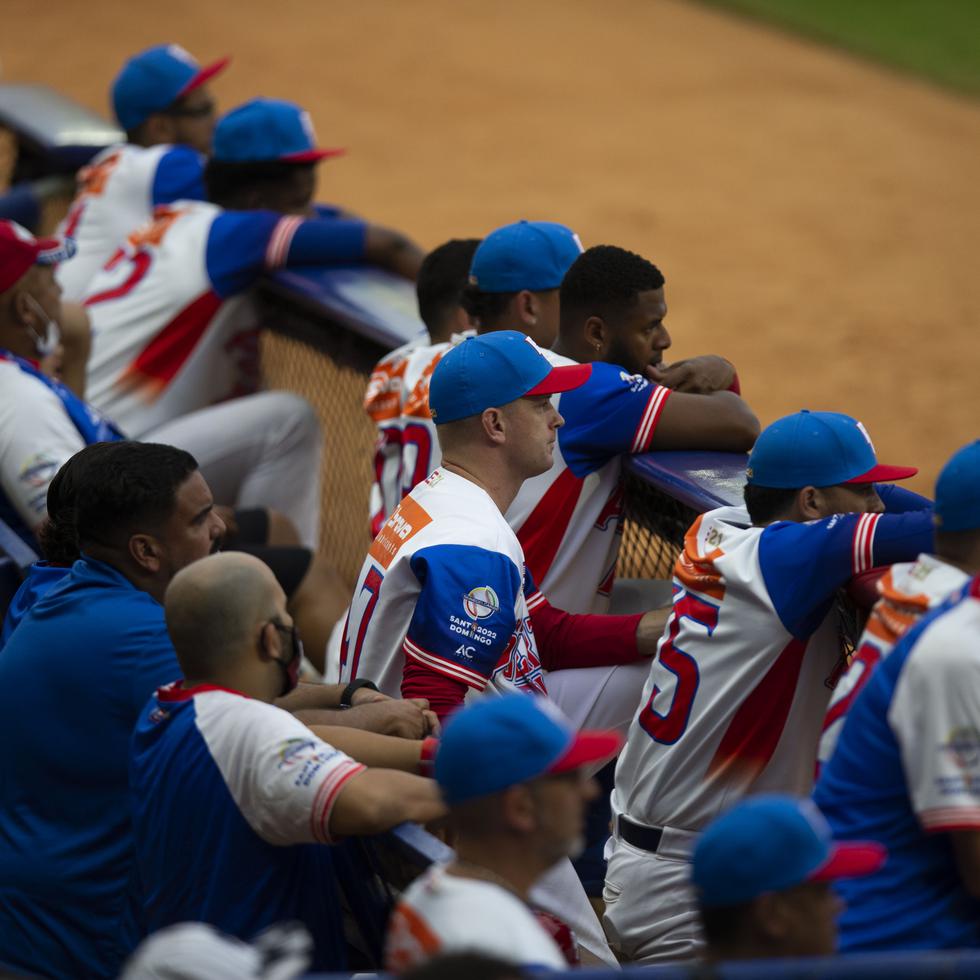 Jugadores de Puerto Rico observan con frustración las últimas jugadas del partido del lunes en el que salieron una vez más derrotados en esta Serie del Caribe.