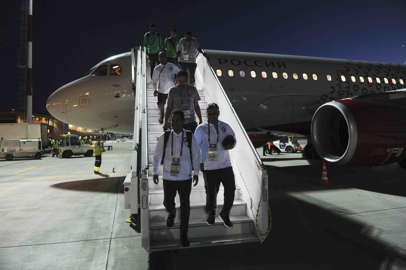 Los integrantes de la selección de Arabia Saudí descienden de su avión tras llevar al aeropuerto de Rostov del Don Rusia. (AP)