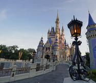 La foto muestra el castillo de Cenicienta en el 50 aniversario de Walt Disney World en Lake Buena Vista, Florida.