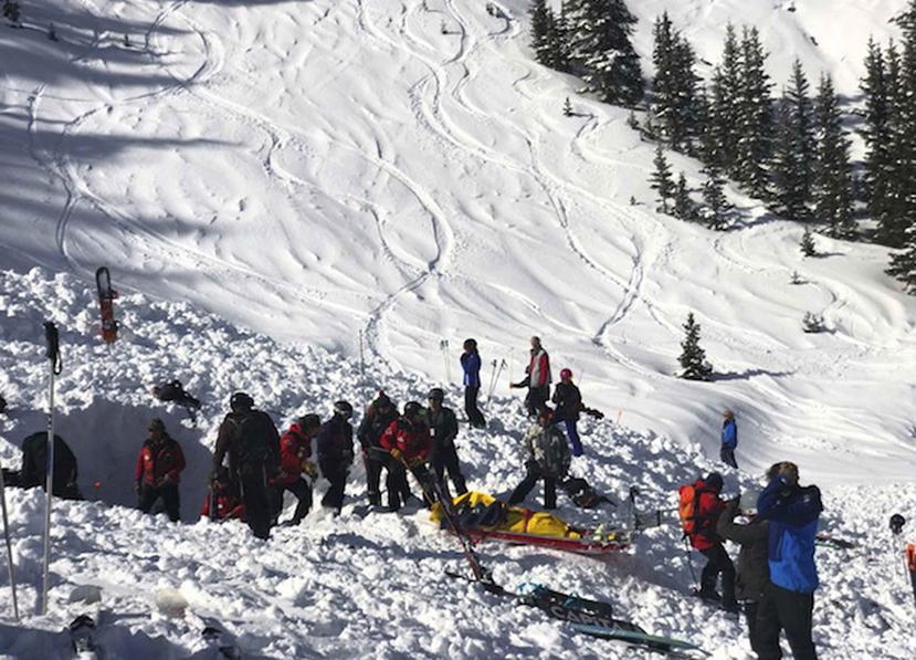 Varias personas buscan a víctimas tras una avalancha cerca del pico más alto de Taos Ski Valley, uno de los mayores centros vacacionales en Nuevo México. (Morgan Timms/Taos News vía AP)