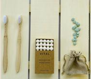 La línea de productos ecoamigables Vital incluye cepillos dentales de bambú, tapas de silicona para envases, y otros artículos reusables. En la foto, los cepillos dentales de bambú, tabletas de pasta dental y enjuagador sólido.